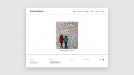 Screenshot der Website von Simone Westphal mit dem Kunstwerk „Wintertag“ (Papiermalerei, 46 × 30 cm, 2016), das zwei Menschen in Winterkleidung vor einem strukturierten, gemusterten Hintergrund zeigt. 
