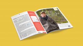 Aufgeschlagenes Magazin mit einer ganzseitigen Anzeige des Tourismusverbandes Fläming im SPIEGEL. Die Anzeige zeigt einen Wildnispädagogen in Outdoor-Kleidung vor einer grünen Kulisse. Er ist Teil der Initiative „Fläminger Löwen“ und stellt die Region vor. Ein QR-Code ist in der Ecke platziert.