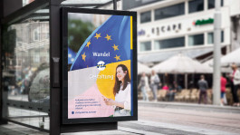 Mock-up eines City-Light-Posters mit Europaflagge und junger Frau – Kampagnen Konzept und Design für Viadrina.