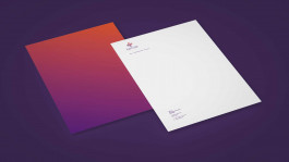 Briefbogen von xptise mit einer schlichten Vorderseite in Weiß mit Logo und Kontaktdaten sowie einer Rückseite mit einem Farbverlauf in Violett und Orange.