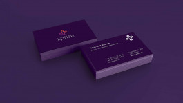 Gestapelte Visitenkarten von xptise mit dunkelviolettem Design. Die Vorderseite zeigt das Logo, die Rückseite enthält Name, Position und Kontaktdaten in einer klaren Typografie.