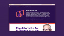 Screenshot der xptise-Website mit Webinar-Intro zur MDR. Der violette Hintergrund zeigt ein stilisiertes Icon eines Bildschirms mit einer PEinführung zur Webinarreihe. Die Navigation oben enthält Links zu „Start“, „Über uns“, „Webinare“, „Newsletter“ und „Impressum/Datenschutz“.