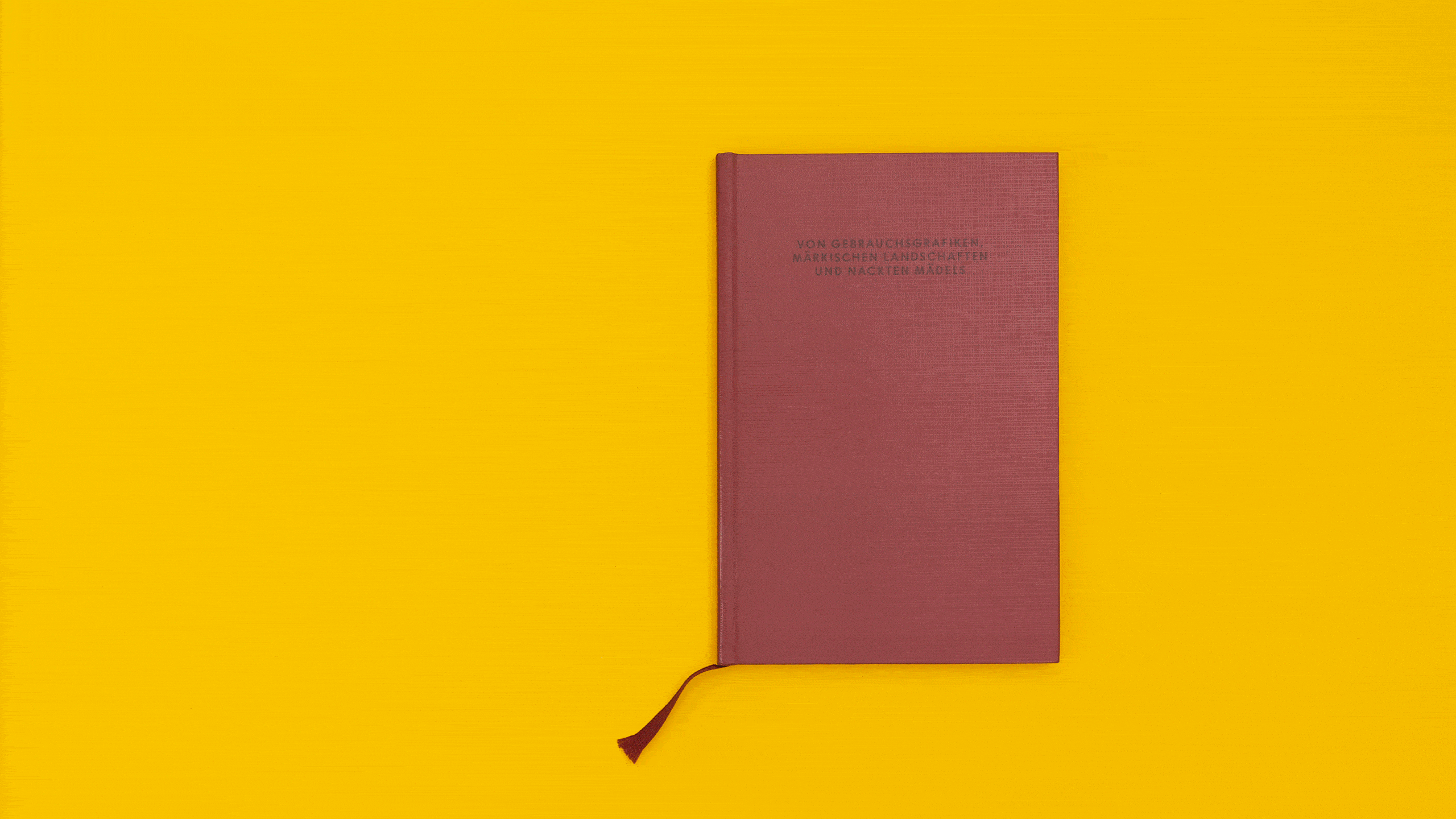 Animiertes GIF mit verschiedenen Buchseiten aus „Von Gebrauchsgrafiken, märkischen Landschaften und nackten Mädels“ – Einblicke in die DDR-Designgeschichte.