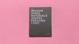 Dunkles Cover des Filumen-Portfolios mit silberner Typografie – Editorial Design für Filumen.