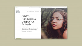Screenshot der Website des Optik Studio Briege mit modernem Design, großem Claim und Porträt einer Frau mit Brille – Markenentwicklung Optik Studio Briege.