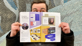 Micha hält das Design-Magazin PAGE mit einem Artikel über Studio MIKALO in die Kamera – Auszeichnung als „Portfolio des Monats“.