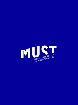 Logo mit dem Schriftzug „MUST“ in Weiß und dem Zusatz „Museum für Stadt und Technik Ludwigsfelde“ – Branding-Projekt von Studio MIKALO. 