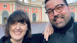 Zwei Teammitglieder des Mikalo Studios lächeln vor einem historisch anmutenden Gebäude – Symbol für Inspiration und kreative Vielfalt.